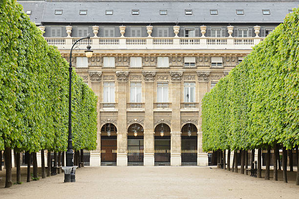 palais royal gardens - palais royal stock-fotos und bilder