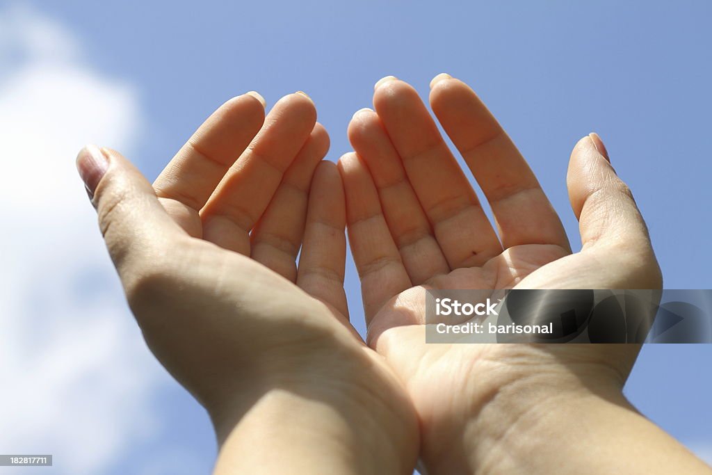 Поднимая руки в небо - Стоковые фото Бедность роялти-фри