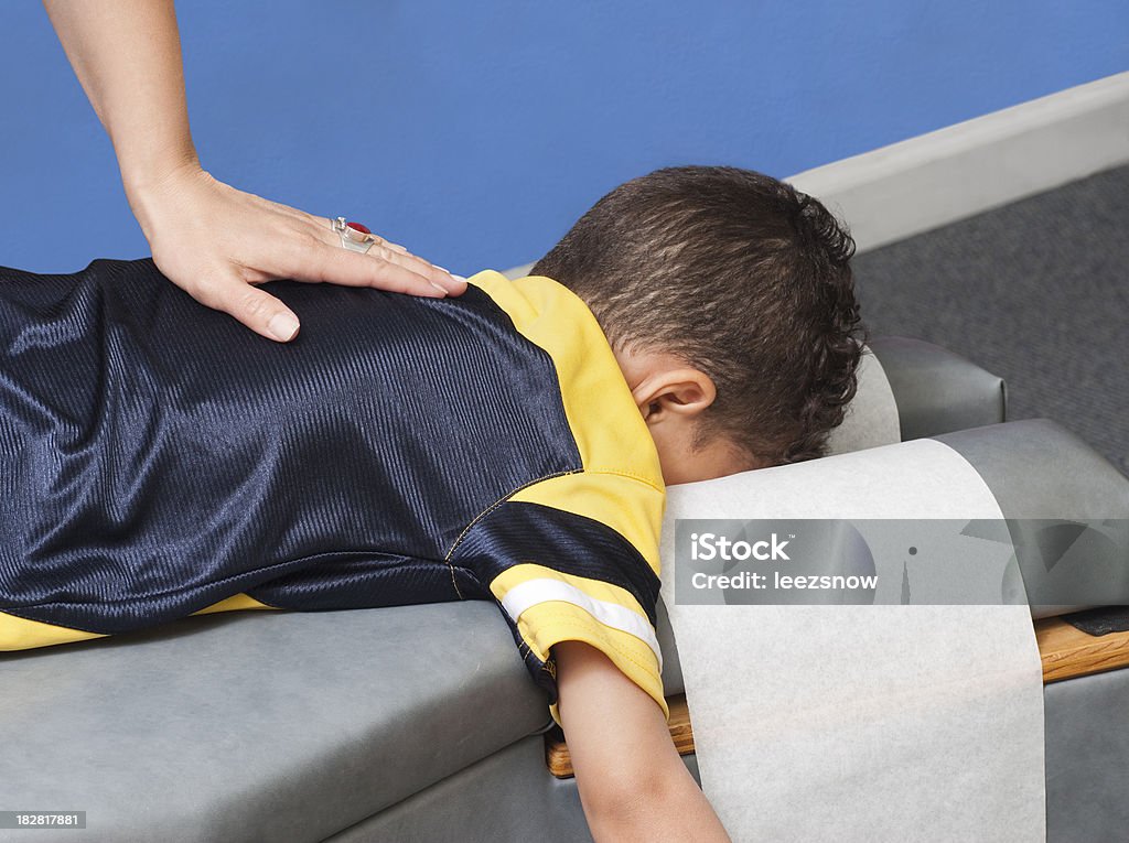 Junge bekommen chiropractic care - Lizenzfrei Chiropraktische Therapie Stock-Foto