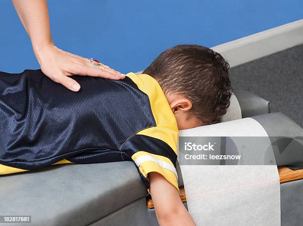 Junge Bekommen Chiropractic Care Stockfoto und mehr Bilder von Chiropraktische Therapie - Chiropraktische Therapie, Kind, Alternative Medizin