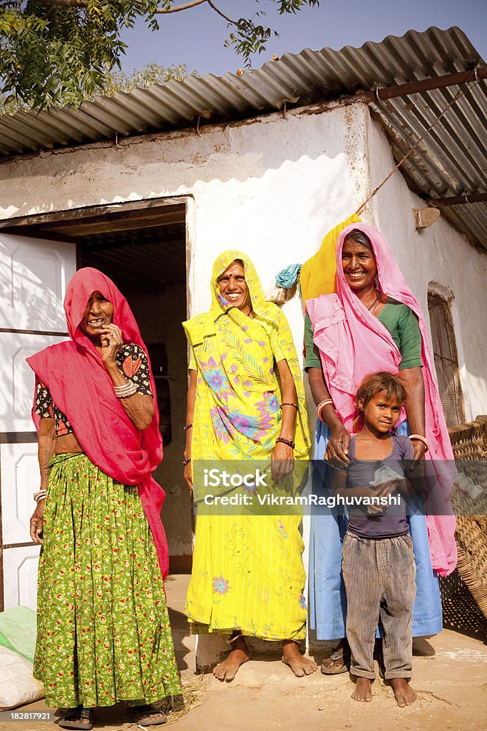 伝統的なインドの田舎のご家族には、ラジャスタンの村 - 45-49歳のロイヤリティフリーストックフォト