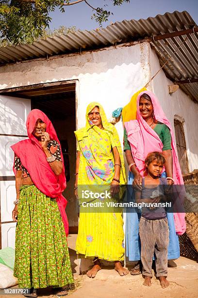 Tradycyjny Indyjski Rodziny Wiejskich W Miejscowości Radżastan - zdjęcia stockowe i więcej obrazów 4 - 5 lat