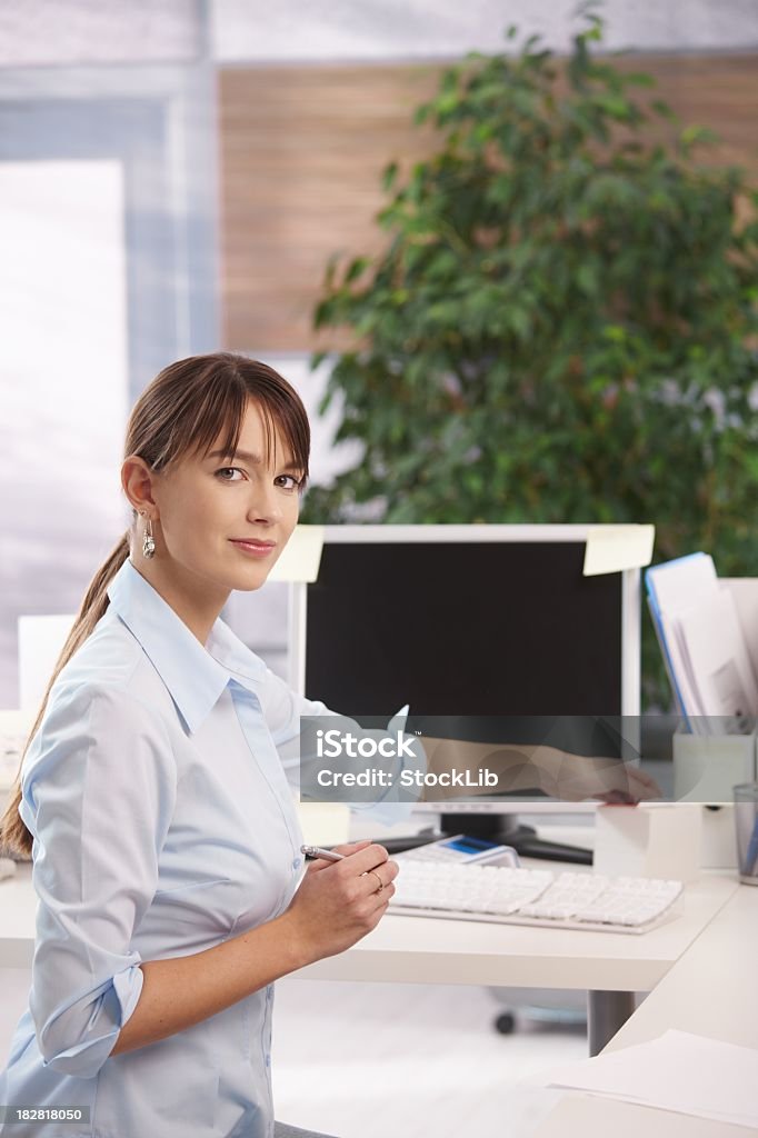 Jeune femme d'affaires travaillant dans le bureau - Photo de 25-29 ans libre de droits