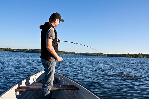フライフィッシング、トラウトを持ったライン - fishing nautical vessel lake rowboat ストックフォトと画像