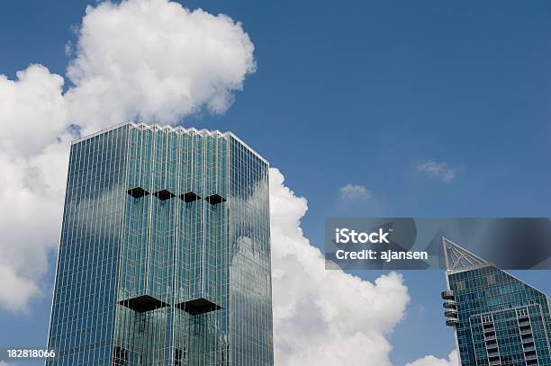 Dos Edificios Modernos En Atlanta Buckhead Con Un Cielo Nublado Foto de stock y más banco de imágenes de Afilado