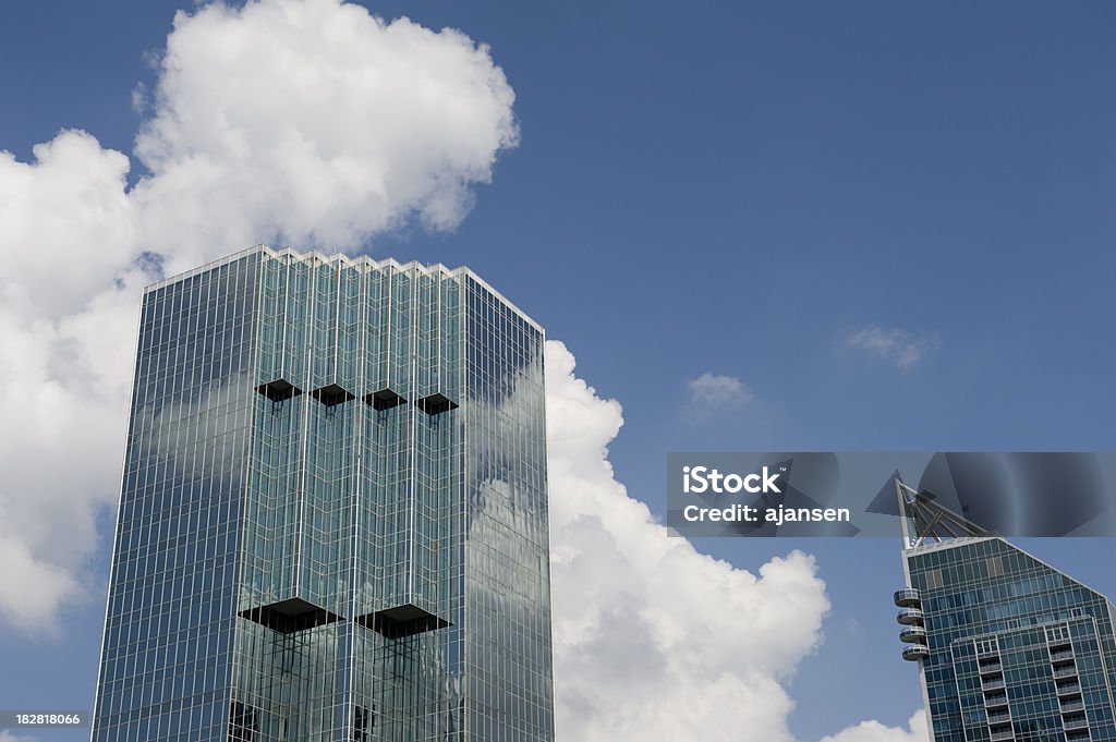 Deux bâtiments modernes dans le quartier de Buckhead à Atlanta avec ciel nuageux - Photo de Appartement libre de droits