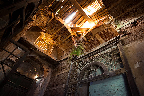 сeilingで見捨てられた教会 - abandoned church indoors dirty ストックフォトと画像