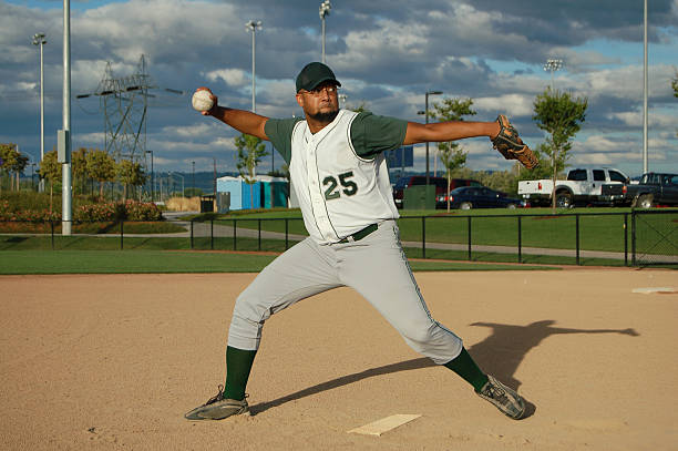 lanciatore getta la palla - baseball player baseball sport catching foto e immagini stock