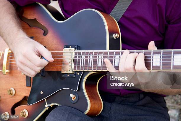 Chitarrista Live Suona Chitarra Corpo Cavo - Fotografie stock e altre immagini di Adulto - Adulto, Arte, Cultura e Spettacolo, Attrezzatura