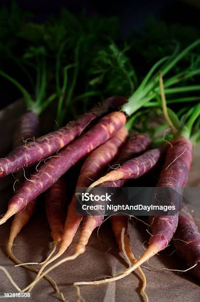 Roxo Cenouras Heirloom - Fotografias de stock e mais imagens de Cenoura - Cenoura, Roxo, Cru