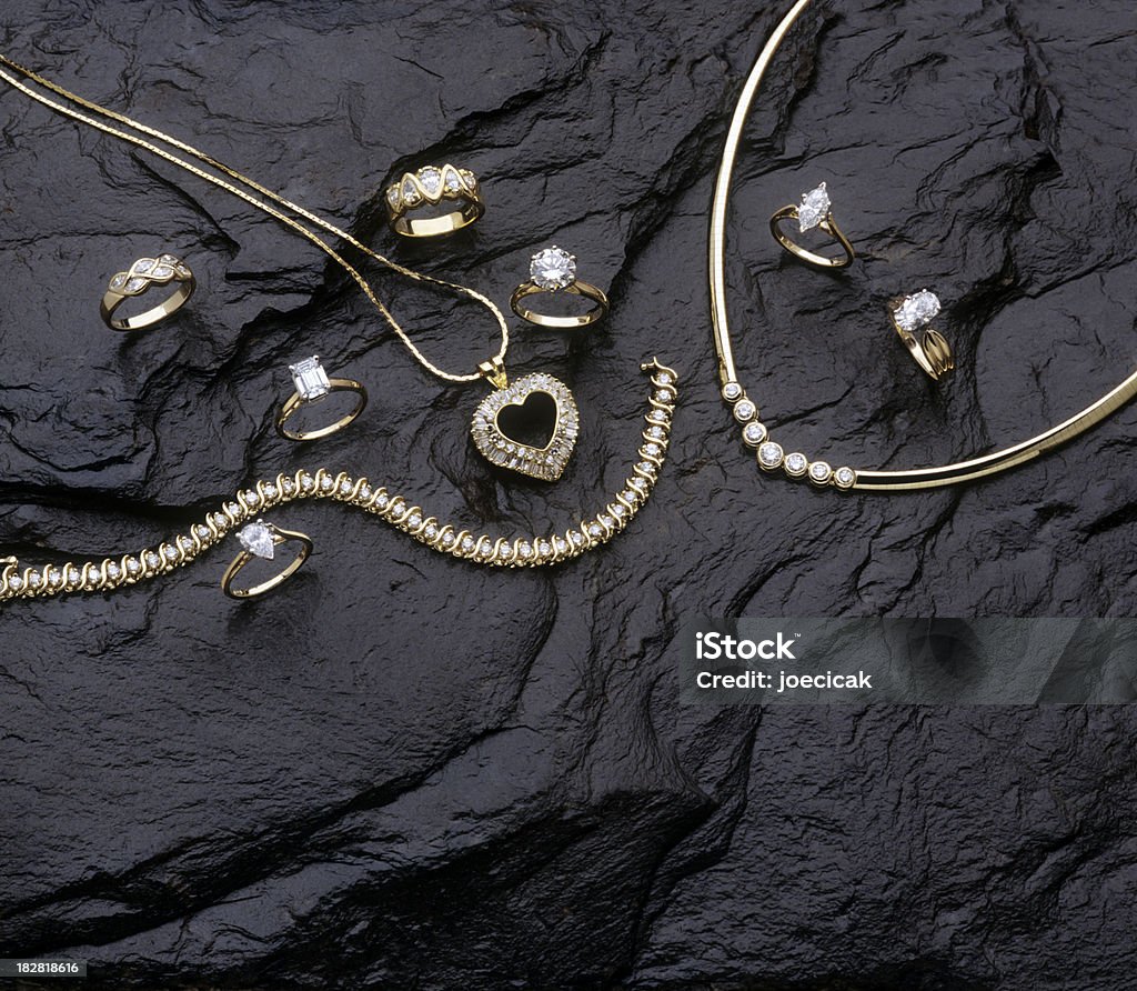 다이아몬드, 골드 Jewelry on 슬레이트 - 로열티 프리 보석-개인 장식품 스톡 사진