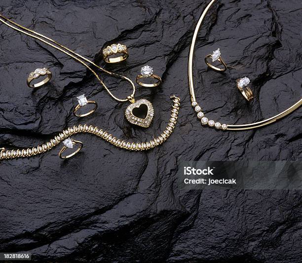 다이아몬드 골드 Jewelry On 슬레이트 보석-개인 장식품에 대한 스톡 사진 및 기타 이미지 - 보석-개인 장식품, 다이아몬드, 금-금속