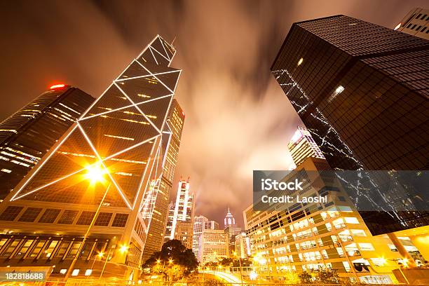 Hong Kong En La Noche Foto de stock y más banco de imágenes de Aire libre - Aire libre, Alto - Descripción física, Amarillo - Color