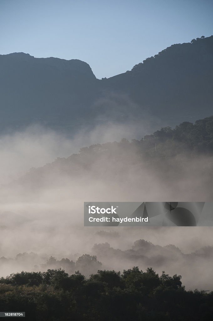 Nebbia nella valle di montagna in Spagna - Foto stock royalty-free di Alba - Crepuscolo
