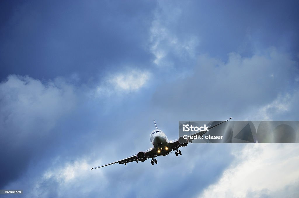 Avião decolando contra Céu Dramático - Foto de stock de Aeroporto royalty-free