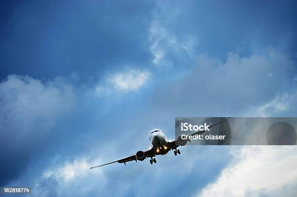 Avião Tomar Contra Céu Dramático - Fotografias de stock e mais imagens de Aeroporto - Aeroporto, Amanhecer, Amarelo