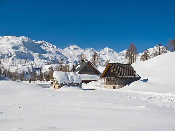 istock Small montain huts in the snow 182819043