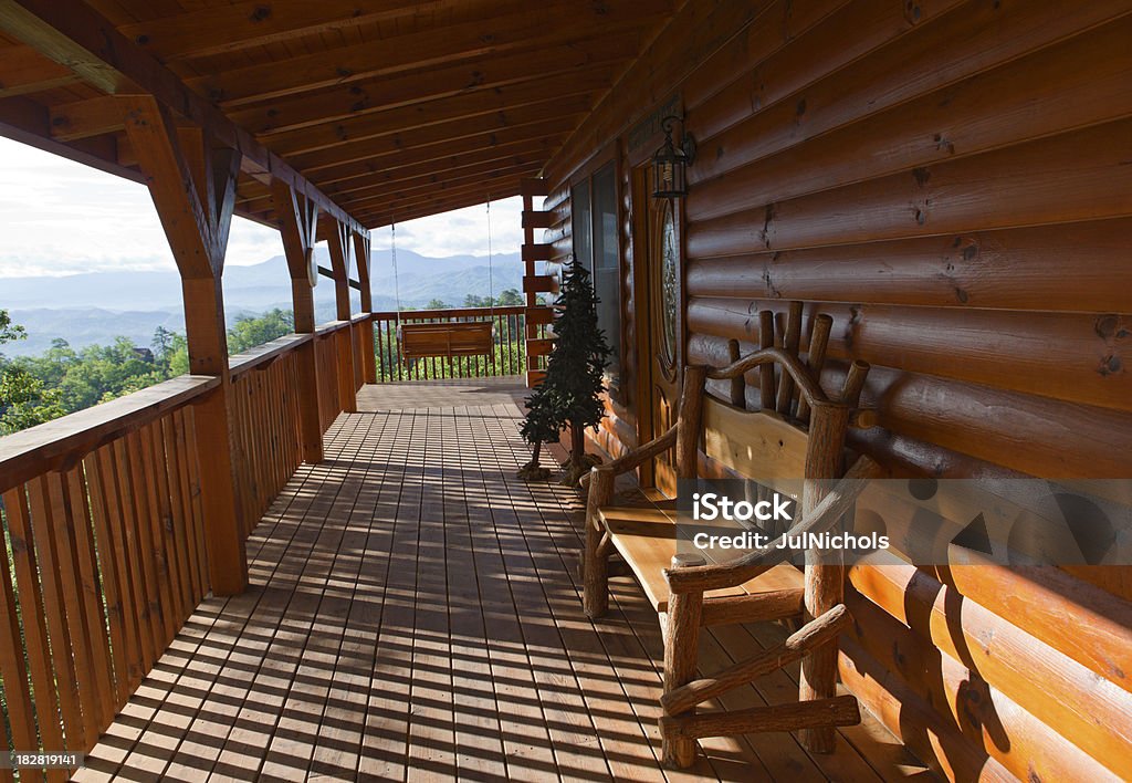 Log Cabin entrée idyllique - Photo de Maison forestière libre de droits