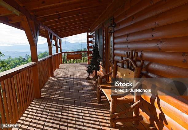 Photo libre de droit de Log Cabin Entrée Idyllique banque d'images et plus d'images libres de droit de Maison forestière - Maison forestière, Blue Ridge Parkway - Appalaches, Forêt