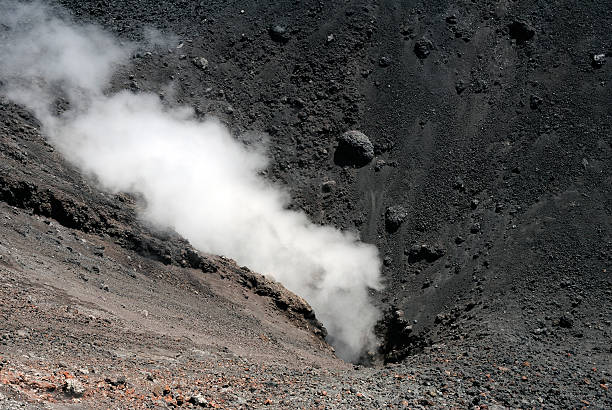 fumaroles dans la bocca nuova. etna. l'italie - geothermy photos et images de collection
