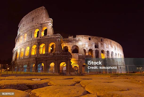 Cálculos De La Antigua Vía Apia Lo Que Roman Colosseum Foto de stock y más banco de imágenes de Acera