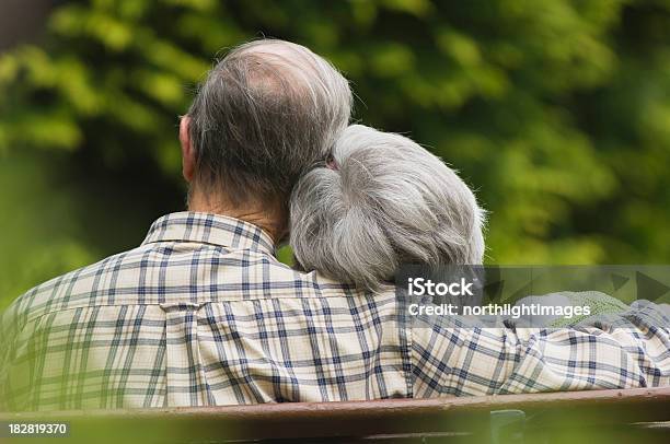 선임 커플입니다 편안한 노인 남자에 대한 스톡 사진 및 기타 이미지 - 노인 남자, 벤치, 여자