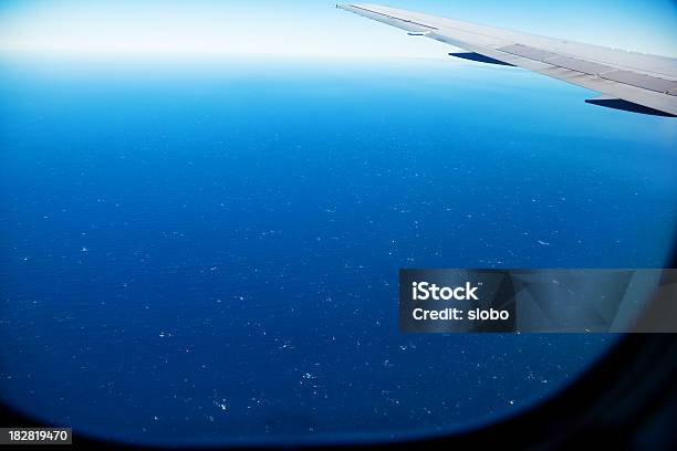 Nel Profondo Blu Del Mare - Fotografie stock e altre immagini di A mezz'aria - A mezz'aria, Acqua, Aereo di linea