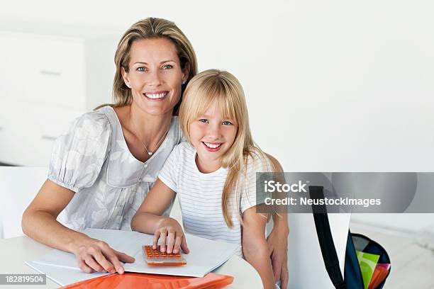 Madre E Hija Haciendo Los Deberes Juntos Foto de stock y más banco de imágenes de 30-39 años - 30-39 años, Adulto, Adulto de mediana edad