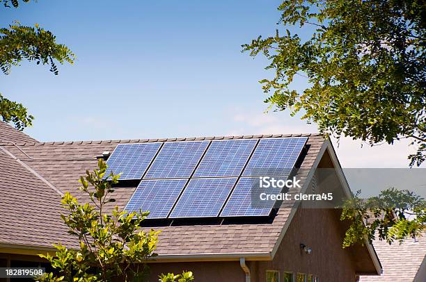 Foto de Painéis Solares Vista Traseira e mais fotos de stock de Painel Solar - Painel Solar, Telhado, Energia solar