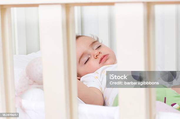 Bebé Dormir Foto de stock y más banco de imágenes de 0-11 meses - 0-11 meses, 12-23 meses, 6-11 meses