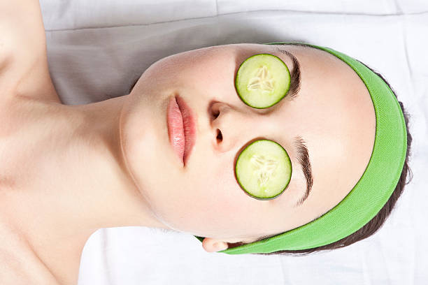 plastry ogórka na oczy - cucumber human eye spa treatment health spa zdjęcia i obrazy z banku zdjęć