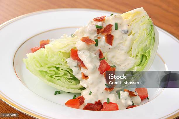 Photo libre de droit de Salade Wedge banque d'images et plus d'images libres de droit de Aliment en portion - Aliment en portion, Salade composée, Sauce au bleu