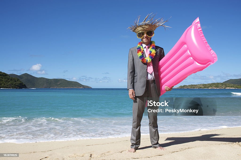 Turistico di Uomo d'affari sta Rosa brillante Lilo aria materasso spiaggia tropicale - Foto stock royalty-free di Spiaggia