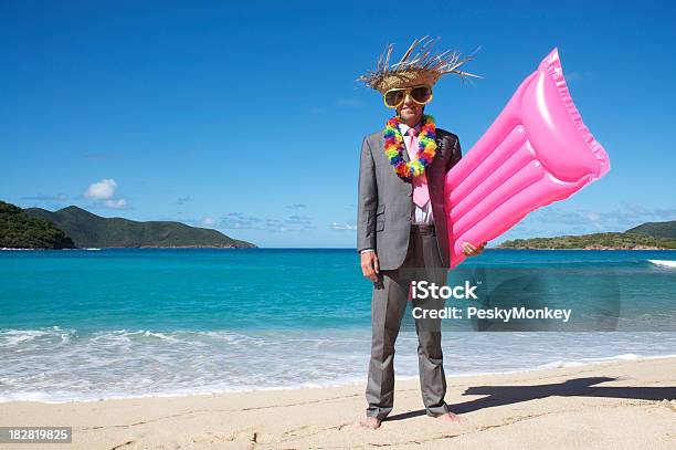 Turista Empresário Está Bright Pink Lilo Praia Tropical De Colchão - Fotografias de stock e mais imagens de Praia
