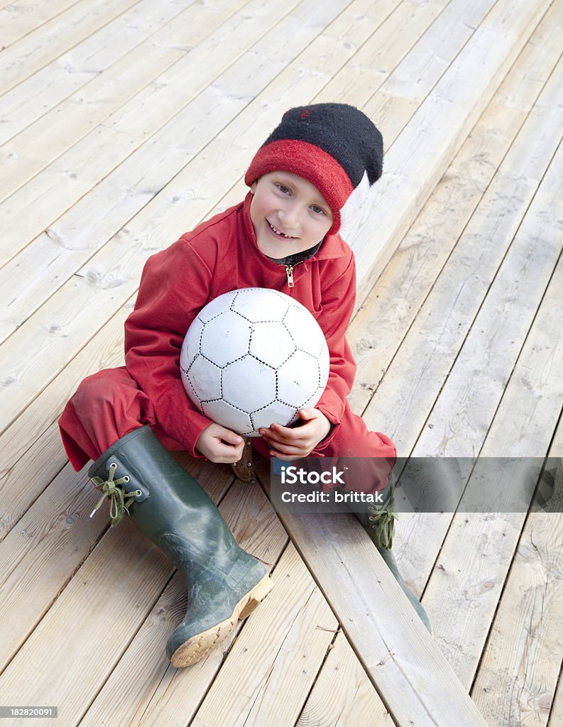 Ragazzino nel passaggio all'aperto con il pallone. - Foto stock royalty-free di 6-7 anni