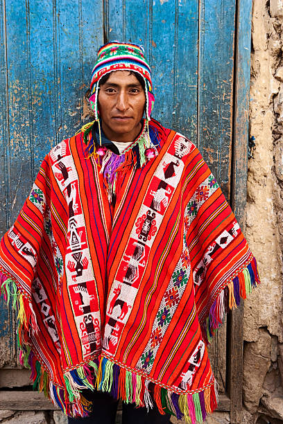 uomo indossando costume nazionale del perù, la valle sacra, cuzco - poncho foto e immagini stock