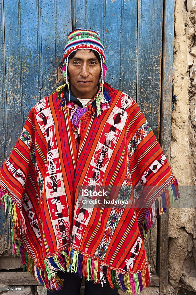 Перуанский человек в национальную одежду, Долина Урубамба, Куско - Стоковые фото Пончо роялти-фри