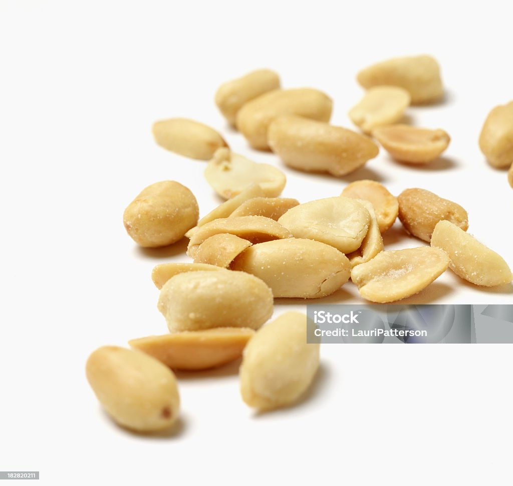 Salato noccioline di polistirolo espanso - Foto stock royalty-free di Alimentazione sana