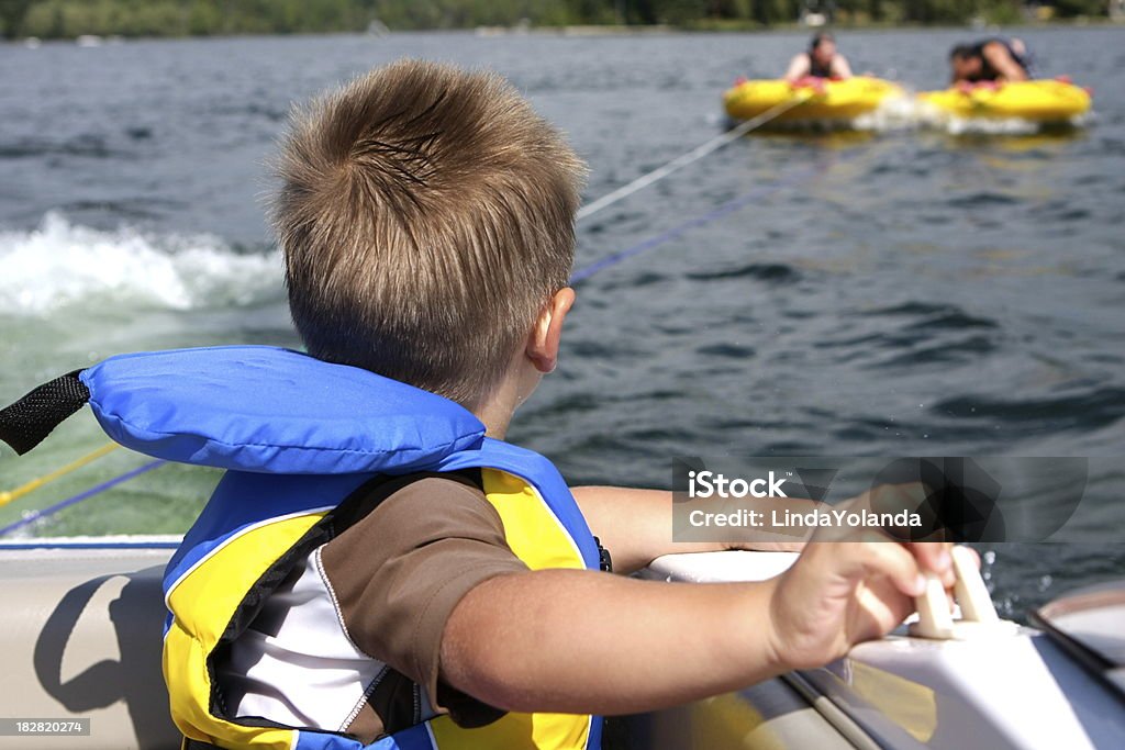 Menino em barco usando colete salva-vidas - Foto de stock de 2-3 Anos royalty-free