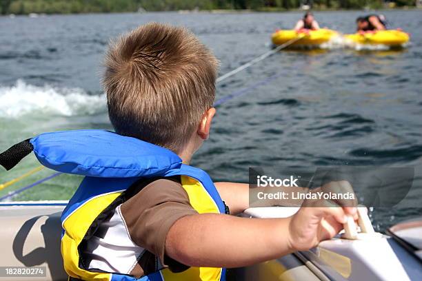 Foto de Menino Em Barco Usando Colete Salvavidas e mais fotos de stock de 2-3 Anos - 2-3 Anos, Aluno de Jardim de Infância, Assistindo