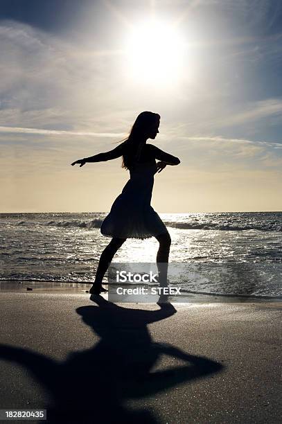 Foto de Silhueta De Mulher Dança Em Terra Na Praia e mais fotos de stock de 20-24 Anos - 20-24 Anos, Adulto, Alegria