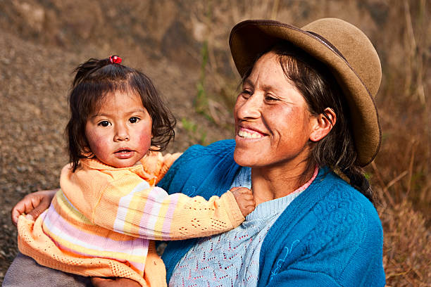 peruwiański kobieta z jej babson sacred valley - calca zdjęcia i obrazy z banku zdjęć