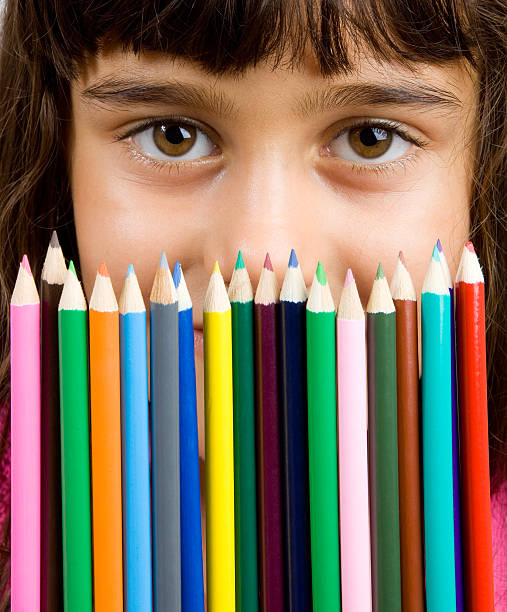 持つかわいい小さな女の子のクレヨン付き） - schoolgirl little girls crayon human face ストックフォトと画像