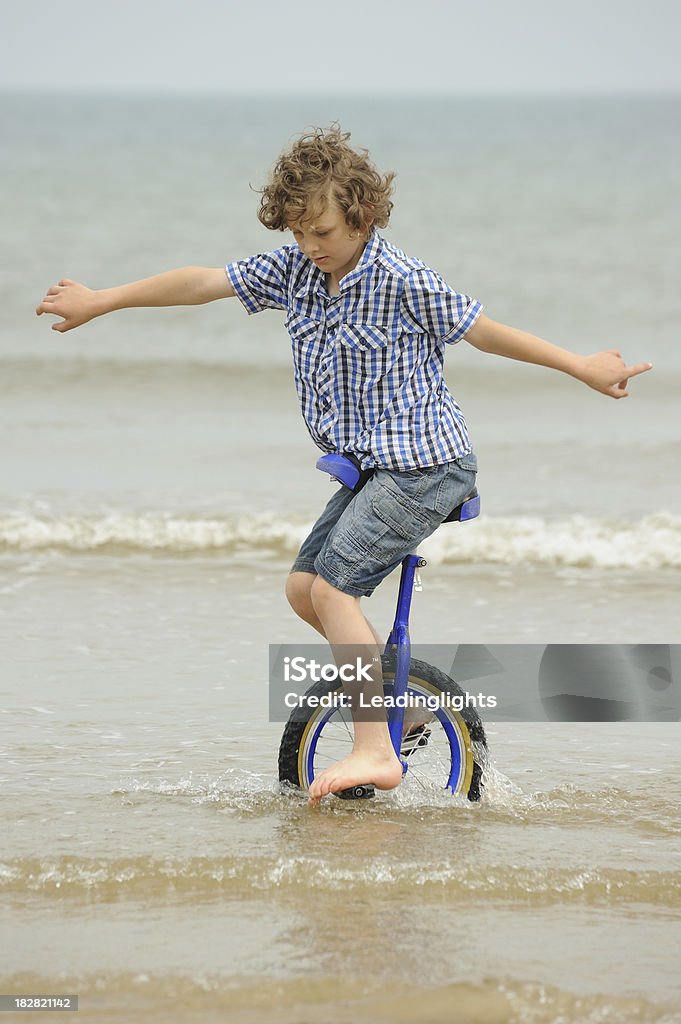 Junge auf Einrad in Meer - Lizenzfrei 8-9 Jahre Stock-Foto