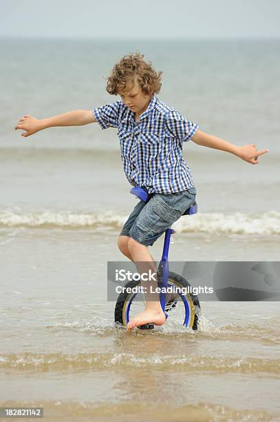 Junge Auf Einrad In Meer Stockfoto und mehr Bilder von 8-9 Jahre - 8-9 Jahre, Einrad, Entspannungsübung