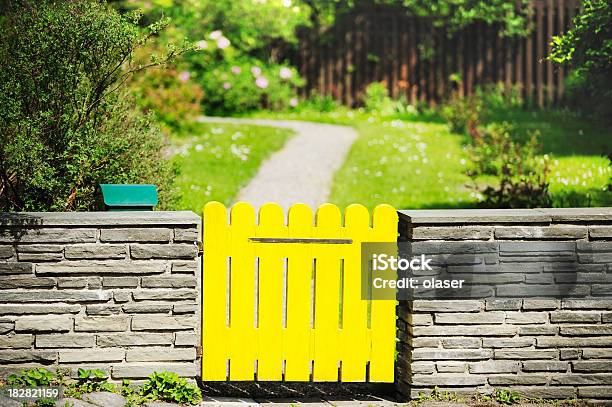 Compuerta Amarillo Pared De Piedra Y Jardín Foto de stock y más banco de imágenes de Abstracto - Abstracto, Aire libre, Anticuado