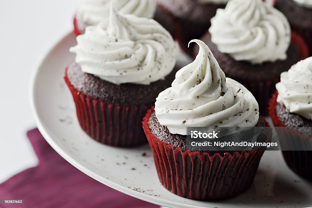 Cupcakes de terciopelo rojo - Foto de stock de Magdalena con glaseado libre de derechos