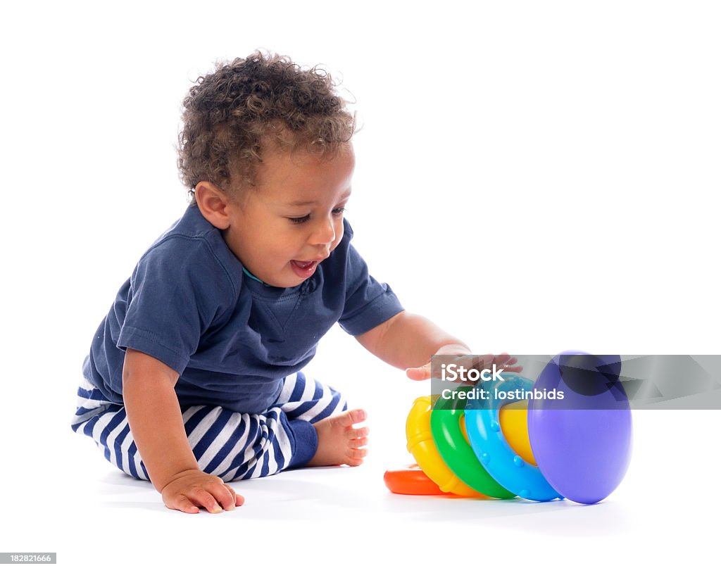 Bebé jugando con Multi coloreada anillos/Apilador de juguete - Foto de stock de Bebé libre de derechos