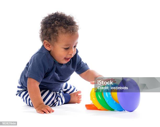 Bebê Brincando Com Vários Anéis De Corempilhador De Brinquedo - Fotografias de stock e mais imagens de Bebé