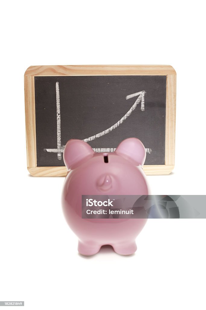 Piggy bank observando uma crescente gráfico em um quadro Negro - Foto de stock de Aprender royalty-free